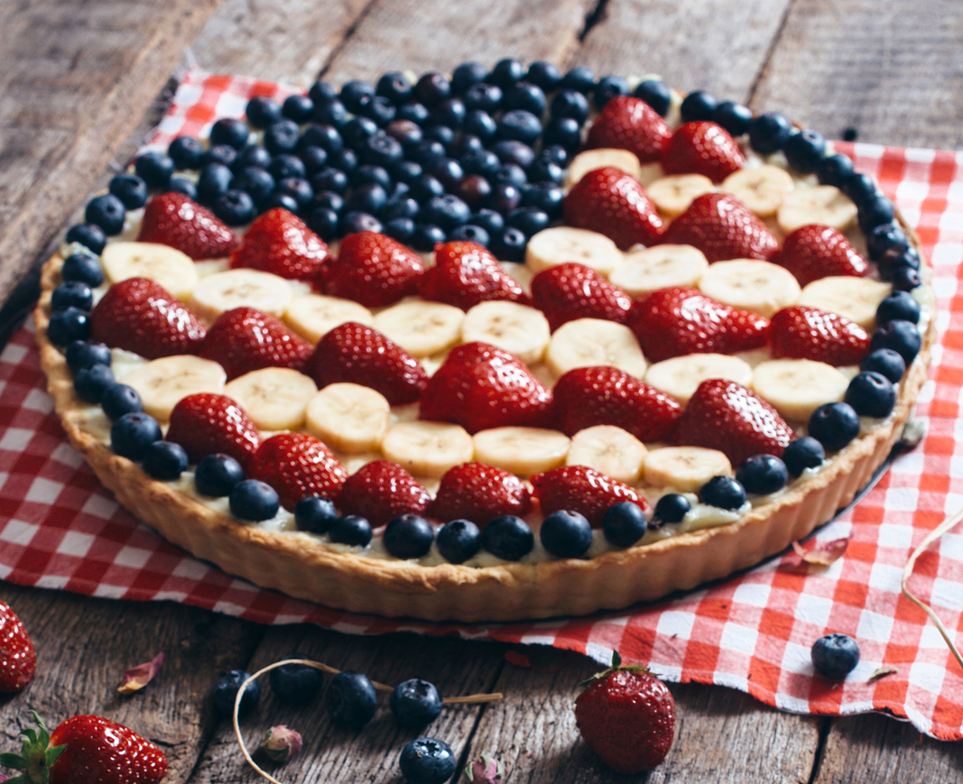 Empty plates and American flag pie in background.4th of July concept and selective focus
** Note: Visible grain at 100%, best at smaller sizes